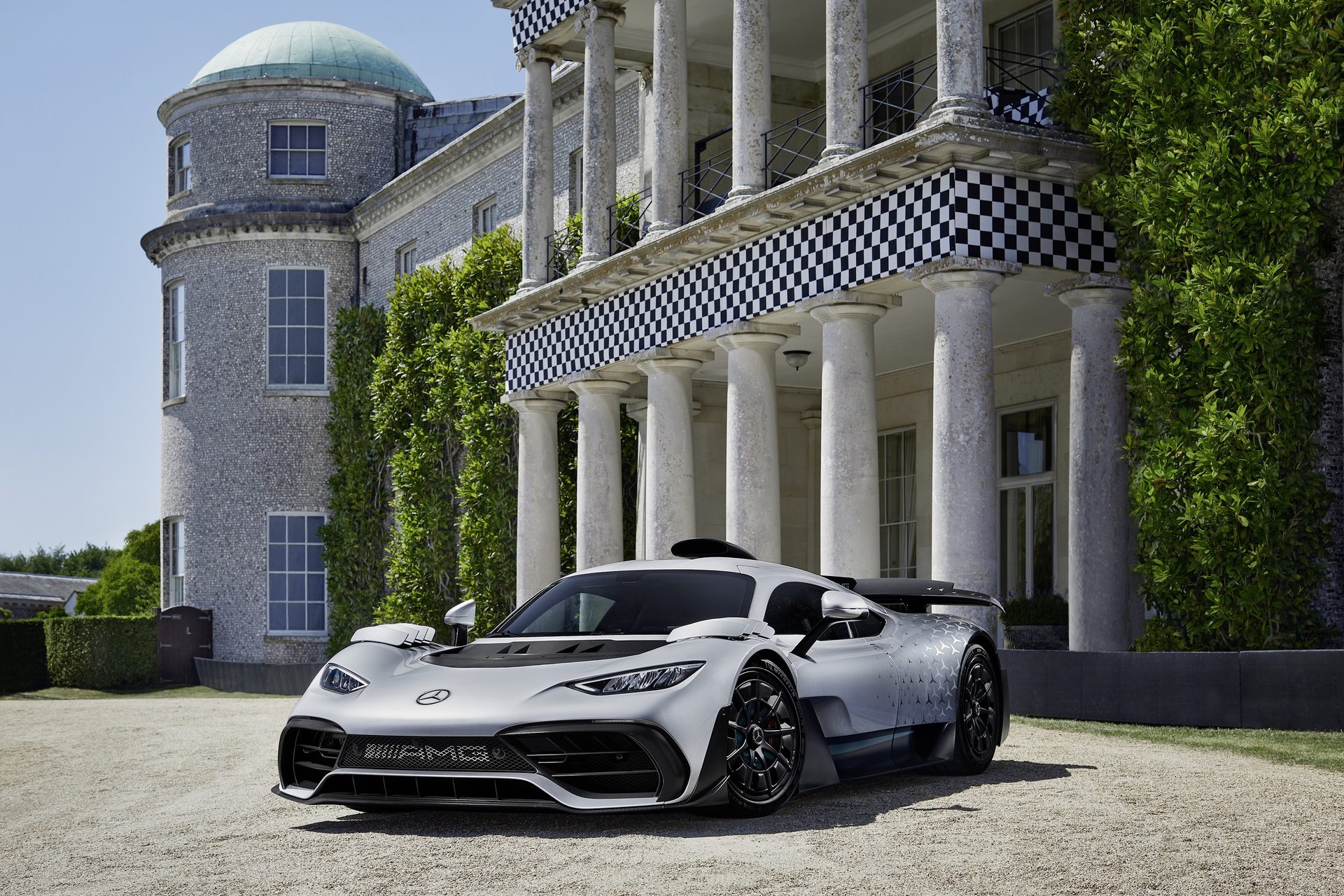 Das hochmoderne Hypercar Mercedes-AMG ONE mit E PERFORMANCE Hybridantrieb (kombinierter gewichteter Kraftstoffverbrauch: 8,7 l/100 km; kombinierte gewichtete CO2-Emissionen: 198 g/km; kombinierter gewichteter Stromverbrauch: 32 kWh/100 km)[1] feiert sein dynamisches Debüt beim Goodwood Festival of Speed im Rahmen der Feierlichkeiten zu 55 Jahren AMG. An der Seite von ultimativen Performance-Luxusmodellen von AMG, darunter der neue AMG GT Track Series und der GT 63 S E PERFORMANCE (kombinierter gewichteter Kraftstoffverbrauch nach WLTP: 7,9 l/100 km; gewichtete kombinierte CO2-Emissionen nach WLTP: 180 g/km; kombinierter gewichteter Stromverbrauch nach WLTP: 12,0 kWh/100 km)[2] wird der AMG ONE zum ersten Mal in Aktion zu sehen sein, wenn er den berühmten „Hill Climb“ von Goodwood bestreitet. Mit der Designstudie Vision AMG gibt Mercedes-AMG einen Ausblick auf die vollelektrische Zukunft der Driving Performance. Auch der VISION EQXX wird dynamisch zu sehen sein. [1] Die Angaben zum Kraftstoffverbrauch und zu den CO2-Emissionen sind vorläufig und wurden intern nach dem Zertifizierungsverfahren "WLTP-Testverfahren" ermittelt. Bestätigte Werte des Technischen Dienstes oder eine EG-Typgenehmigung oder Konformitätsbescheinigung mit offiziellen Werten liegen noch nicht vor. Differenzen zwischen den angegebenen Zahlen und den offiziellen Zahlen sind möglich.
[2] Die angegebenen Werte sind die gemäß Artikel 2 Nr. 3 der Durchführungsverordnung (EU) 2017/1153 gemessenen CO2-Werte nach WLTP. Die Kraftstoffverbrauchswerte wurden auf Grundlage dieser Zahlen berechnet. Der Stromverbrauch wurde auf der Grundlage der Verordnung (EU) 2017/1151 ermittelt. 

The cutting-edge Mercedes-AMG ONE hypercar with E PERFORMANCE hybrid drive (fuel consumption weighted, combined: 8.7 l/100 km; combined weighted CO2 emissions: 198 g/km; combined weighted electrical consumption: 32 kWh/100 km)[1] makes its dynamic public debut at the Goodwood Festival of Speed as part of an incredible 55 years of AMG celebration. Joined by the ultimate in performance luxury from AMG, including the new AMG GT Track Series and GT 63 S E PERFORMANCE (fuel consumption weighted, combined WLTP: 7.9 l/100 km; CO2 emissions weighted, combined WLTP: 180 g/km; power consumption weighted, combined WLTP: 12.0 kWh/100 km)[2], the AMG ONE will be seen in action for the first time as it makes its way up the iconic Goodwood hill climb. With the extraordinary Vision AMG design study, Mercedes-AMG offers a glimpse of the all-electric future of Driving Performance. Also making the trip up the famous hill will be the VISION EQXX. [1] The figures for fuel consumption and CO2 emissions are provisional and were determined internally in accordance with the "WLTP test procedure" certification method. Confirmed values from the technical service or an EC type approval or certificate of conformity with official values are not yet available. Differences between the stated figures and the official figures are possible.
[2] The figures shown are the WLTP CO2 figures measured according to Article 2 No 3 Implementing Regulation (EU) 2017/1153.. The fuel consumption figures were calculated on the basis of these figures. The electricity consumption was determined on the basis of Regulation 2017/1151/EU.