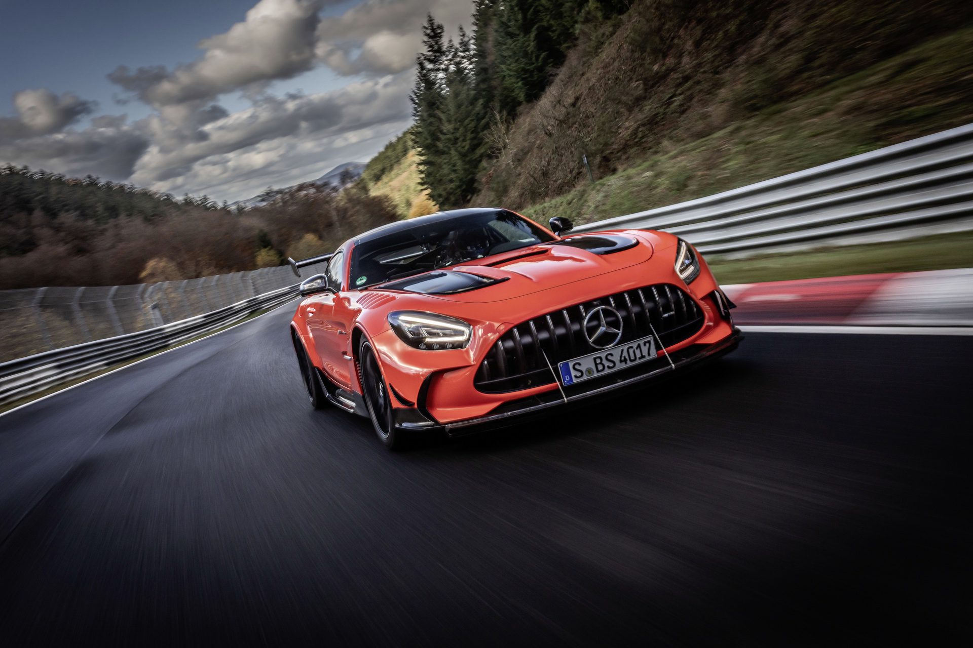 Mercedes-AMG GT Black Series (Kraftstoffverbrauch kombiniert: 12,8 l/100 km, CO2-Emissionen kombiniert: 292 g/km), 2020, Outdoor, Nürburgring Nordschleife, AMG magmabeam 

Mercedes-AMG GT Black Series (combined fuel consumption: 12,8 l/100 km, combined CO2 emissions: 292 g/km), 2020, Outdoor, Nürburgring Nordschleife, AMG magmabeam