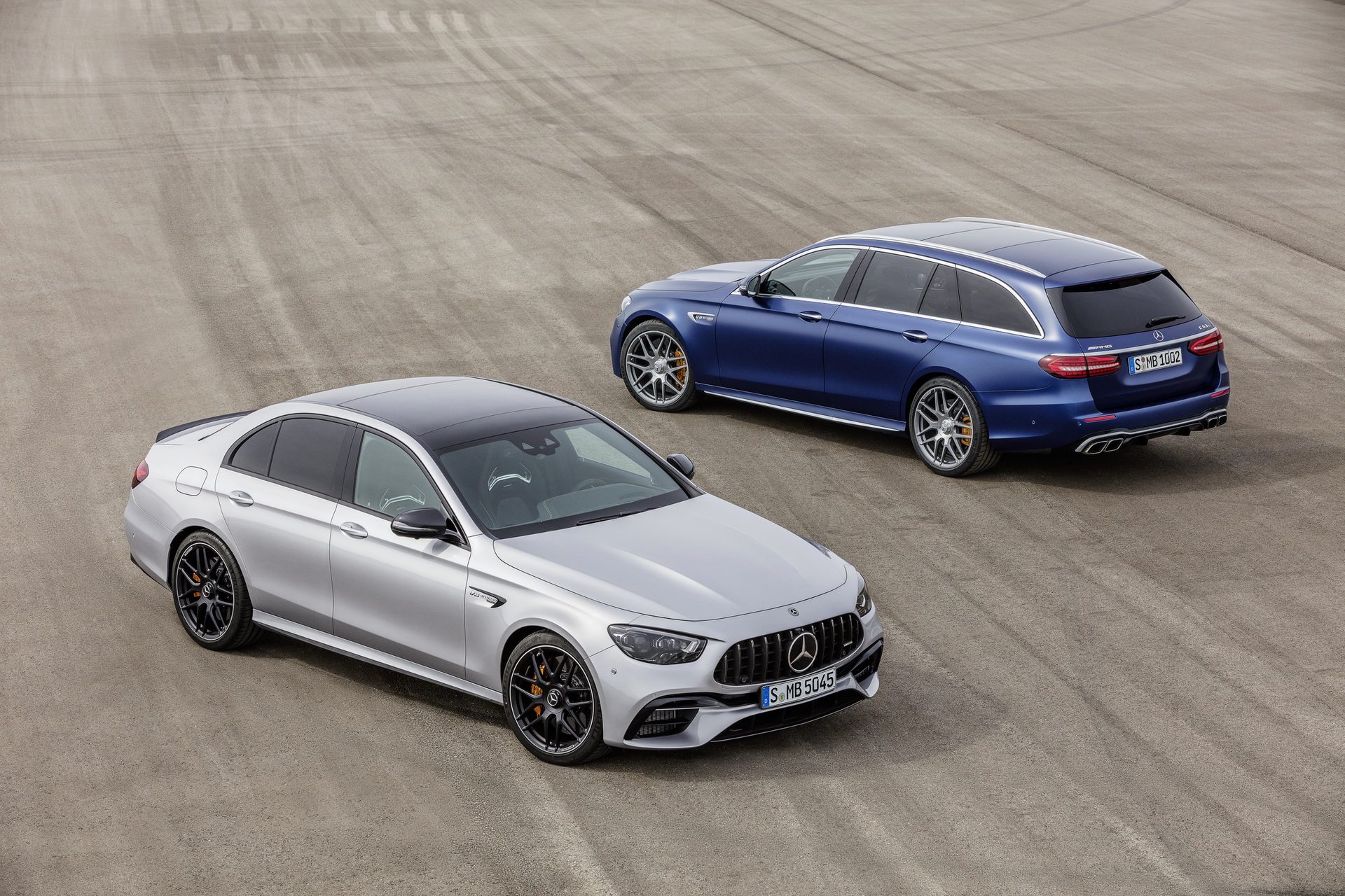 Mercedes-AMG E 63 S  Limousine (Kraftstoffverbrauch kombiniert: 11,6 l/100 km, CO2-Emissionen kombiniert: 267 g/km), 2020,  Outdoor, Seitenansicht, Exterieur: Hightechsilber metallic und Mercedes-AMG E 63 S T-Modell (Kraftstoffverbrauch kombiniert: 11,9 l/100 km, CO2-Emissionen kombiniert: 273-271 g/km), 2020,  Outdoor, Seitenansicht,  Exterieur: brilliantblau magno 

Mercedes-AMG E 63 S Sedan (combined fuel consumption: 11,6 l/100  km, combined CO2 emissions: 267 g/km), 2020, Outdoor, side, exterior: Hightechsilver metallic and Mercedes-AMG E 63 S Estate (combined fuel consumption: 11,9 l/100  km, combined CO2 emissions: 273-271 g/km), 2020, Outdoor, side, exterior: brilliantblue magno